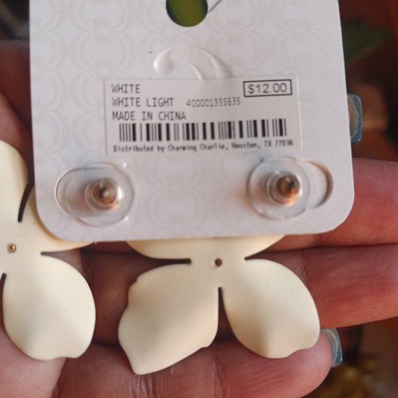 Flower Bloom Earrings- Hypoallergenic. NIP - Picture 2 of 3